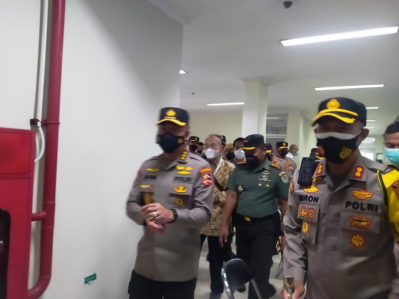 VAKSINASI: Irwasum Polri Komjen Pol Agung Budi Maryoto memantau langsung kegiatan vaksinasi di kawasan industri Cimahi, Rabu (20/4). EKO SETIONO/PASUNDAN EKSPRES