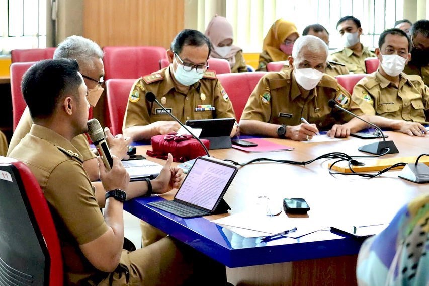 RAKOR: Bupati Bandung Barat Hengky Kurniawan memimpin rapat kerja pimpinan di hari pertama kerja bulan suci Ramadan. IST