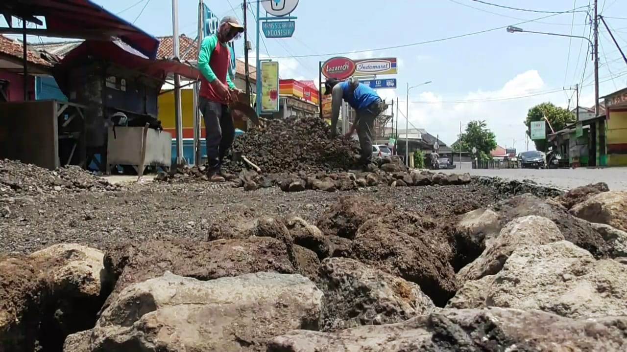 Jelang Arus Mudik, PUPR Subang Tambal Jalan Berlubang