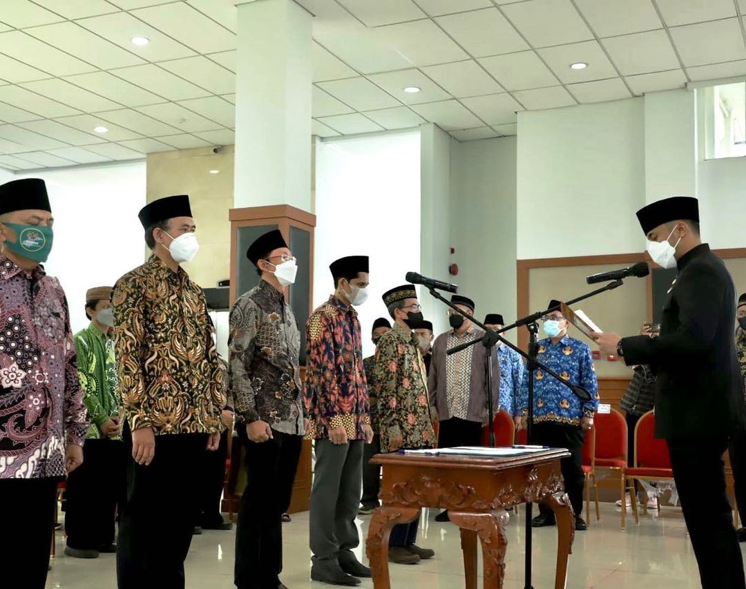 PELANTIKAN: Pelaksana Tugas (Plt) Bupati Bandung Barat, Hengki Kurniawan ketika melantik Pimpinan Baznas Kab. Bandung Barat di Lantai 3 Gedung Utama Komplek Pusat Perkantoran Pemerintah Kab. Bandung Barat, Senin (18/4). IST