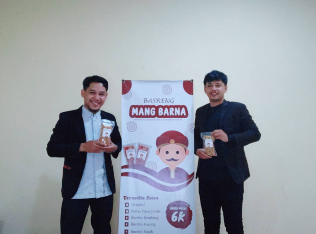 MANG BARNA: Ade Indra (kanan) dan Abdul Aziz saat menunjukkan produk Basreng Mang Barna. ADAM SUMARTO/PASUNDAN EKSPRES