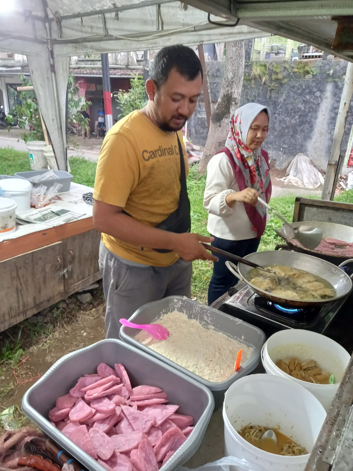 LEGENDARIS: Cireng Mamah Enen berwarna merah gorengan legendaris di Kasomalang. VERRY KUSWANDI/PASUNDAN EKSPRES