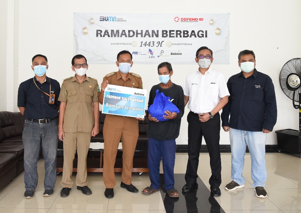 RAMADHAN BERBAGI: Direktur Keuangan, Manajemen Risiko dan SDM PT Dahana, Ahyanizzaman menyerahkan sembako secara simbolis di Bale Dahana, Selasa (26/4). DADAN RAMDAN/PASUNDAN EKSPRES