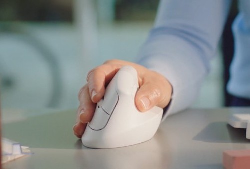 Tak Perlu Khawatir Pegal Megang Mouse, Logitech Kini Pasarkan Mouse Vertikal