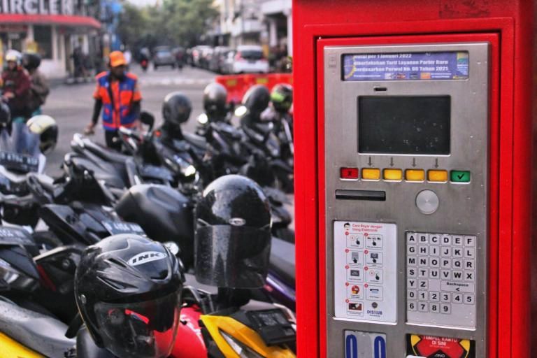 FASILITAS: Mesin parkir di Jalan Braga yang belum dioptimalkan dengan baik sebagai untuk ketertiban jasa parkir di Kota Bandung. JABAR EKSPRES