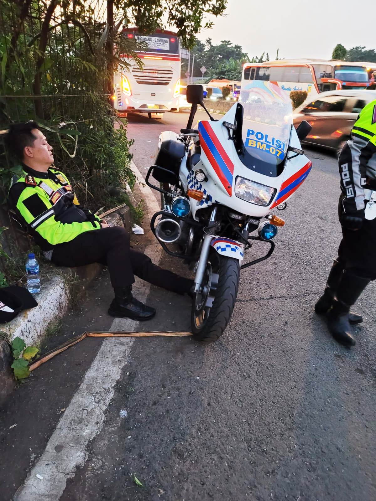 Lelah, Kapolres Istirahat Sejenak di Tepi Jalan