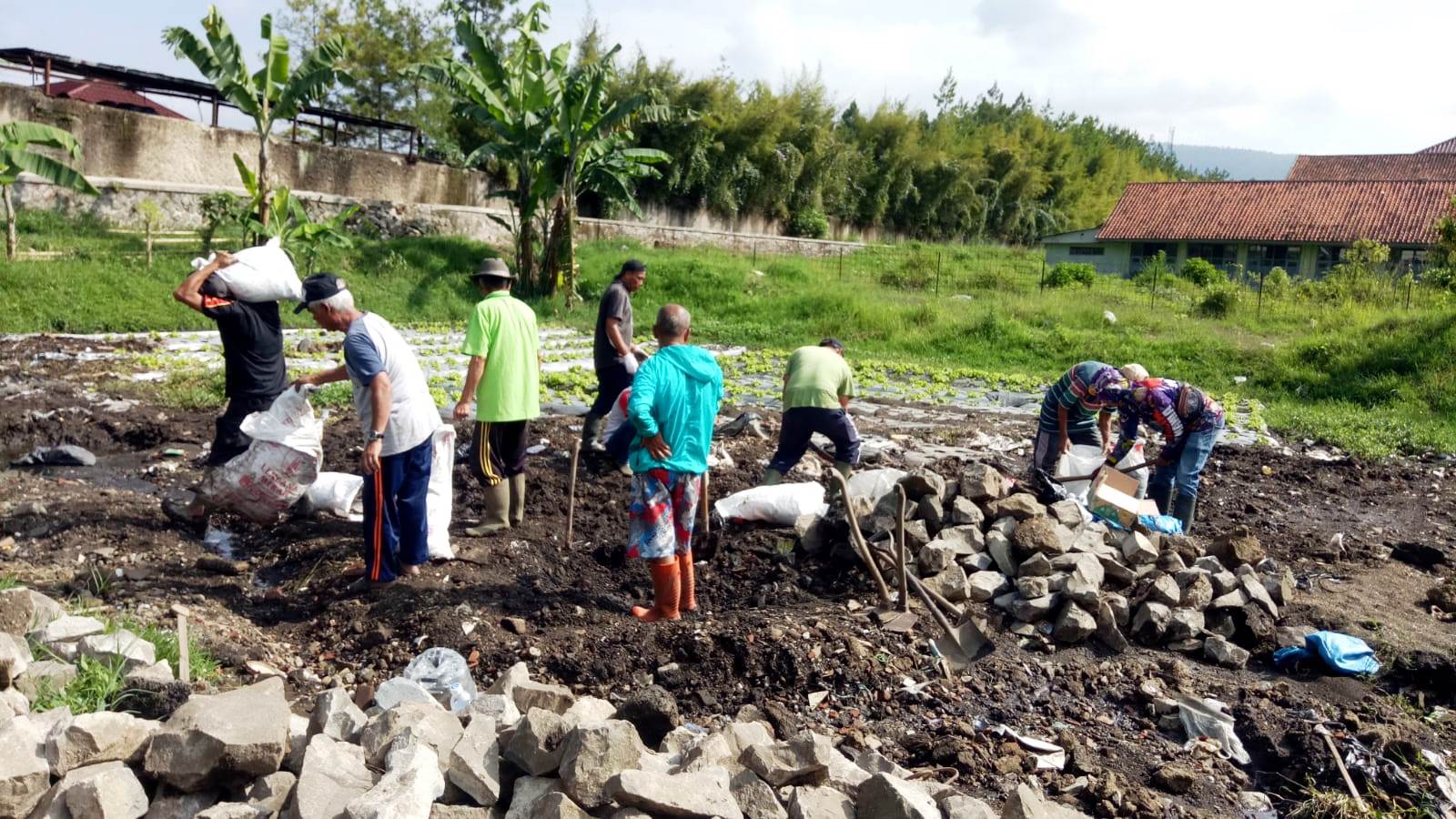 SWADAYA: Warga swadaya memperbaiki badan sungai PPI yang Jebol. EKO SETIONO/PASUNDAN EKSPRES