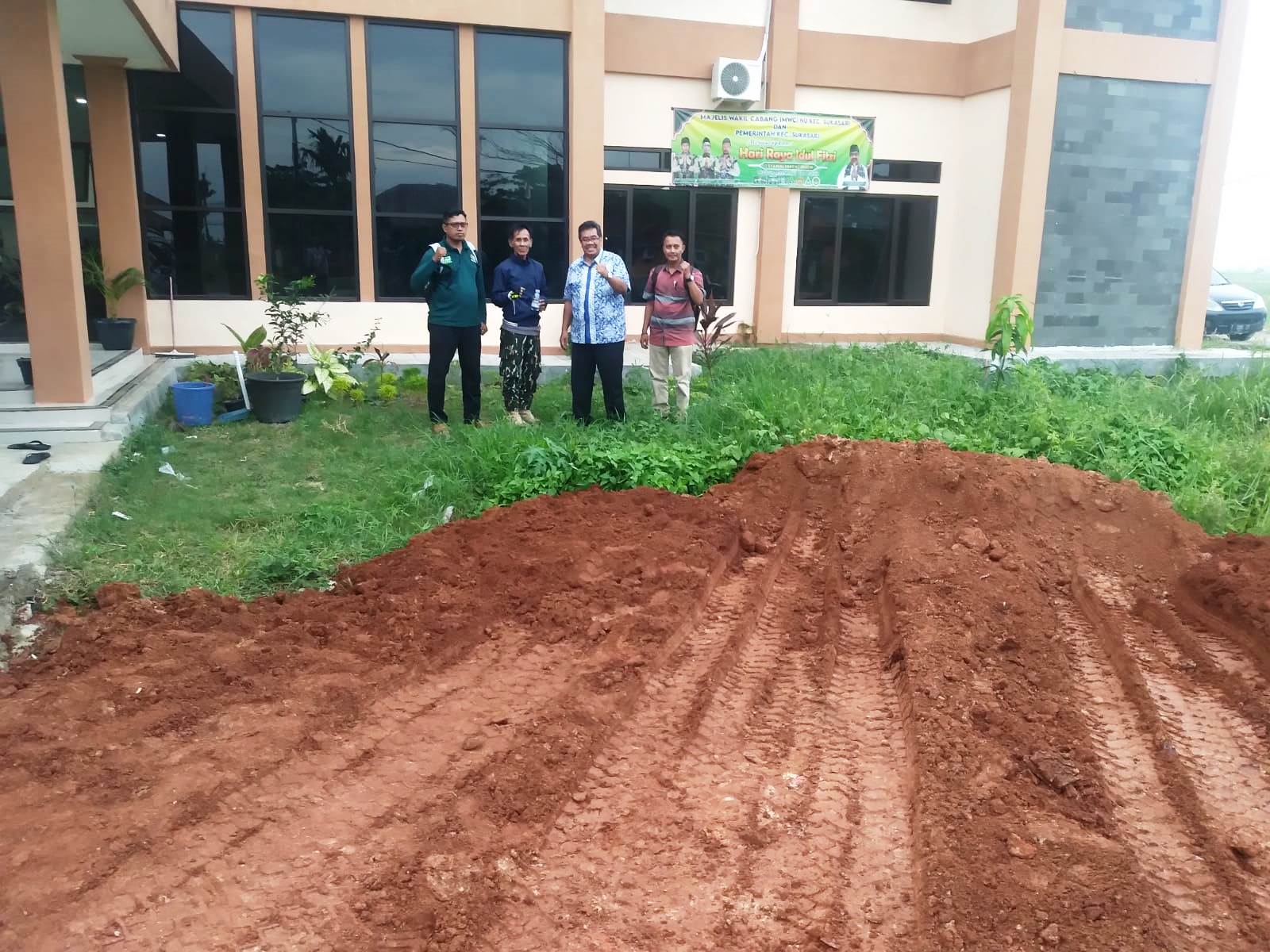 Swadaya Benahi Halaman Kantor Kecamatan Sukasari