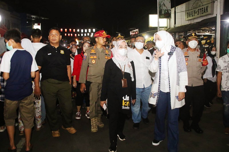 CAR FREE BIGHT: Bupati Purwakarta Anne Ratna Mustika saat membuka kegiatan Car Free Night di jalan KK Singawinata, akhir pekan kemarin. MALDI/PASUNDAN EKSPRES