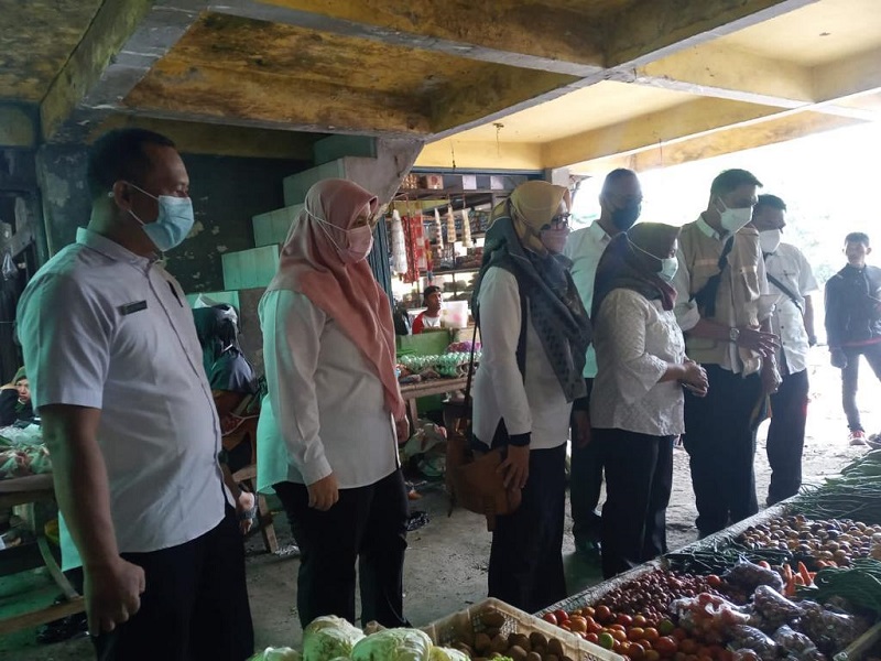 CEK HARGA: Kabid Perdagangan DKUPP Subang beserta jajaran mengecek harga dan ketersediaan cabai di pasar tradisional Subang. YUGO EROSPRI/PASUNDAN EKSPRES