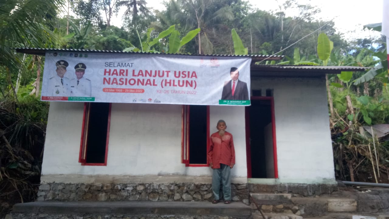 Terima kasih bu mentri,Kakek 80 Tahun ini Akhirnya Bisa Tinggal di Rumah Layak Huni