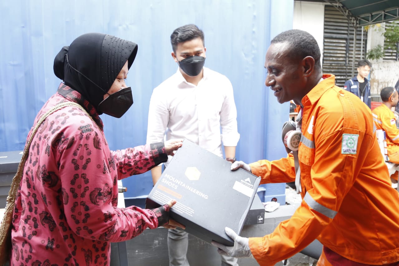 Berkat Bantuan Tri Rismaharini, Pemuda Asal Papua Berhasil bangun Kapal Longboat