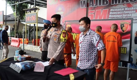 DIAMANKAN: Para pelaku pencabulan terhadap anak di bawah umur diamankan di Mapolres Cimahi. IST