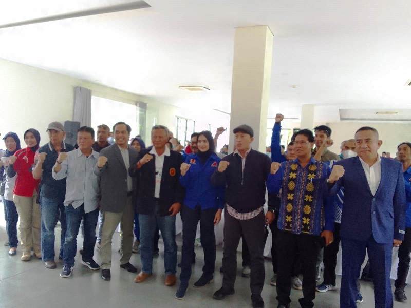 PENGENALAN CALON: Para kandidat calon Ketua Umum KONI Kabupaten Bandung Barat foto bersama pada kegiatan pengenalan calon kepada Ketua Cabor di Bumi Pancasona Sport Club, Kota Baru Parahyangan, Padalarang, Senin (6/6). EKO SETIONO/PASUNDAN EKSPRES