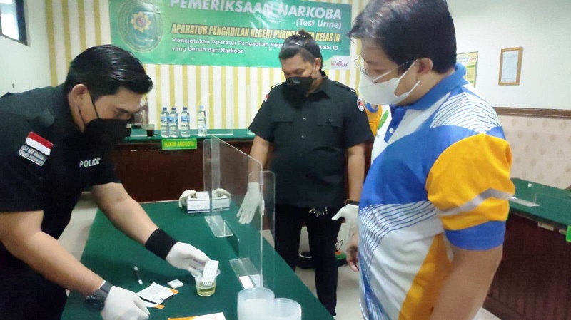 TES URINE: Kepala Pengadilan Negeri Purwakarta Kelas 1B, Hasanudin, SH., MH., ikut melaksanakan tes urine. ADAM SUMARTO/PASUNDAN EKSPRES