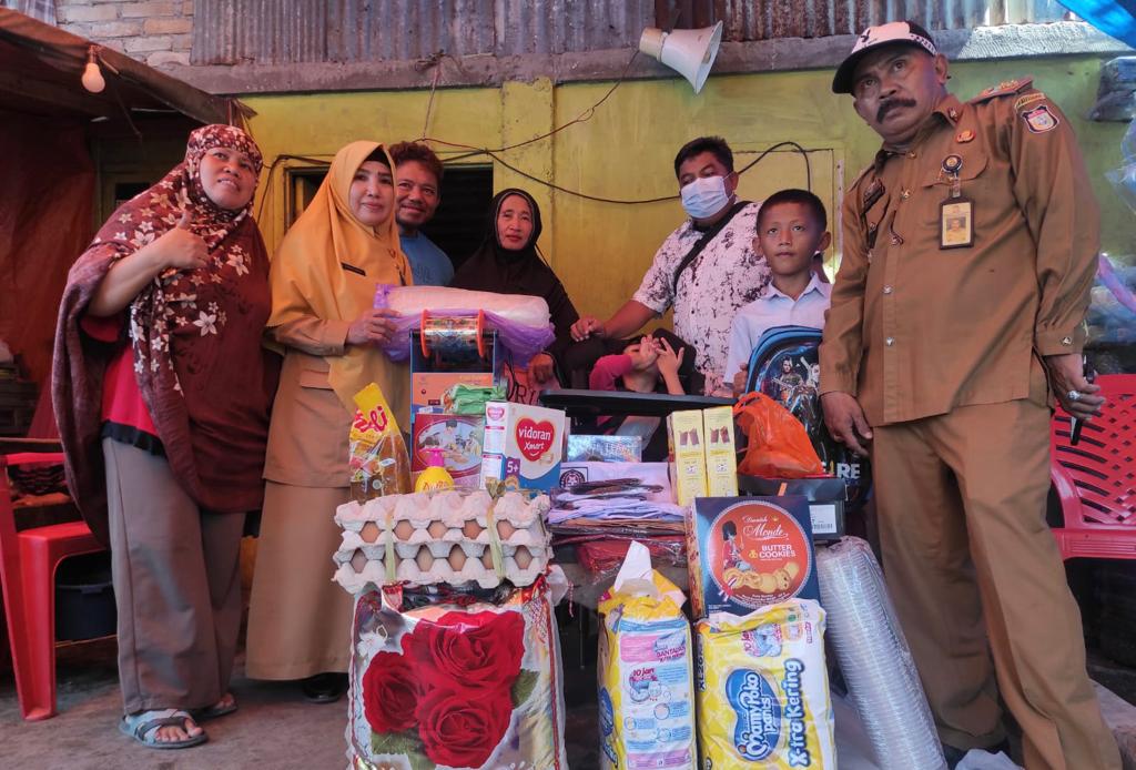 Kemensos Serahkan Bantuan kepada Anak Bocah Penjual Gulali di Makasar