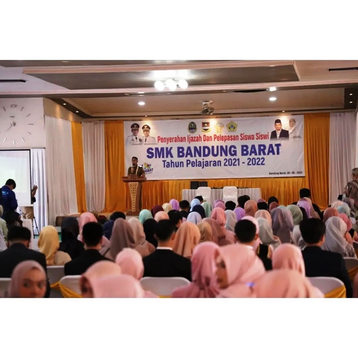 PELEPASAN: Plt Bupati Bandung Barat Hengki Kurniawan saat menghadiri Pelepasan Siswa SMK Bandung Barat Tahun Pelajaran 2021/2022 di Aula HBS Cimareme, Ngamprah, Selasa (28/6). ISTIMEWA