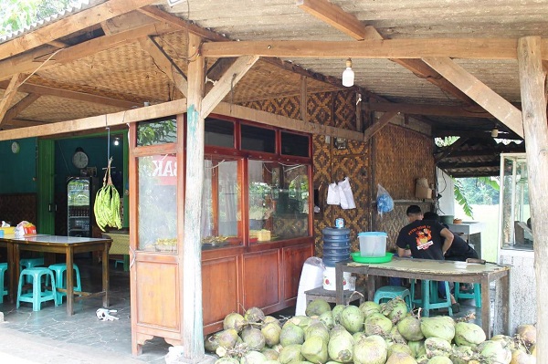 KULINER: RM Ayam Bakar Pedo yang berlokasi di Jl. Wantilan - Cipeundeuy, Subang ini sudah berdiri sejak 2012 lalu. Menyediakan berbagai menu diantaranya olahan ayam pejantan yang menjadi menu favorit. CINDY DESITA/PASUNDAN EKSPRES