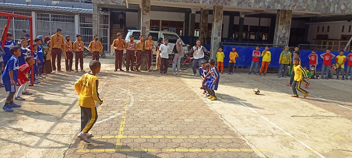 PERSAHABATAN: Pertandingan futsal persahabatan mengawali rangkaian kegiatan Milad ke-23 Yasri. ADAM SUMARTO/PASUNDAN EKSPRES