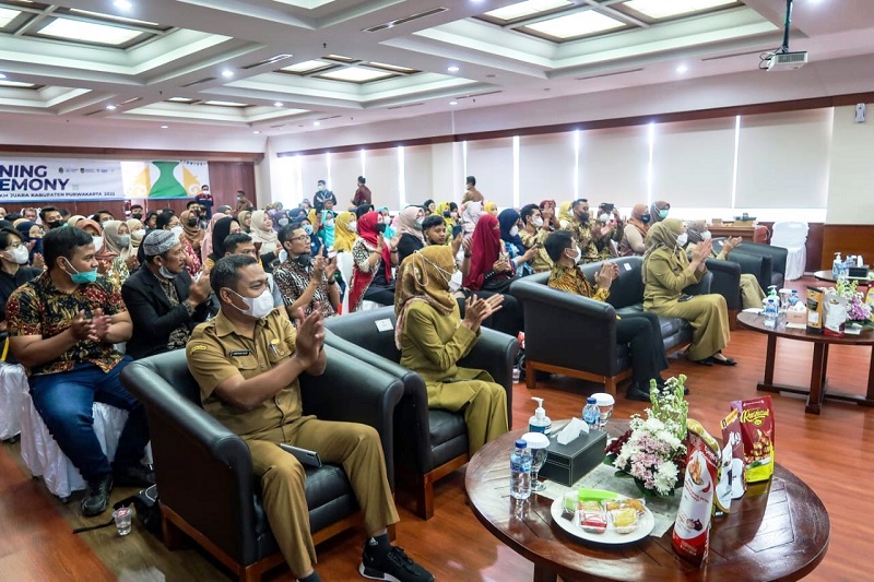 PROGRAM UMKM: Bupati Purwakarta, Anne Ratna Mustika pada pembukaan acara program UMKM Juara tahun 2022 di Kantor Bank BJB Cabang Purwakarta di Jalan Sudirman, Senin (20/6). MALDI/PASUNDAN EKSPRES