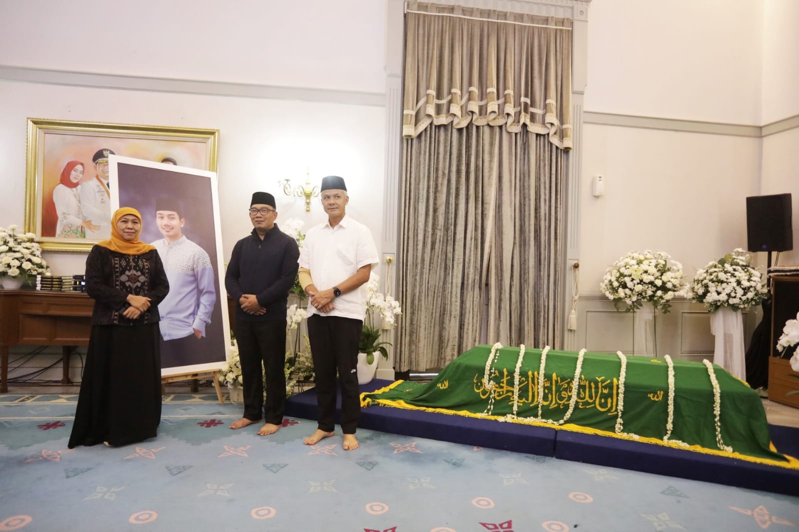 Gubernur Ganjar Pranowo dan Gubernur Khofifah Indar Parawansa Salatkan Eril di Gedung Pakuan