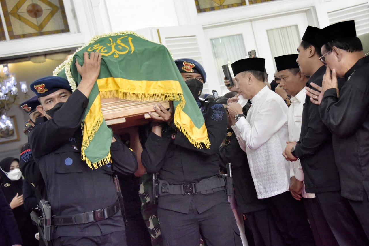 Masyarakat dan Ratusan Pelajar Iringi Jenazah Eril Menuju Permakaman Keluarga