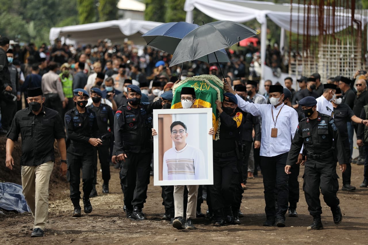 Warga Berbondong Ziarah Makam Eril di Cimaung