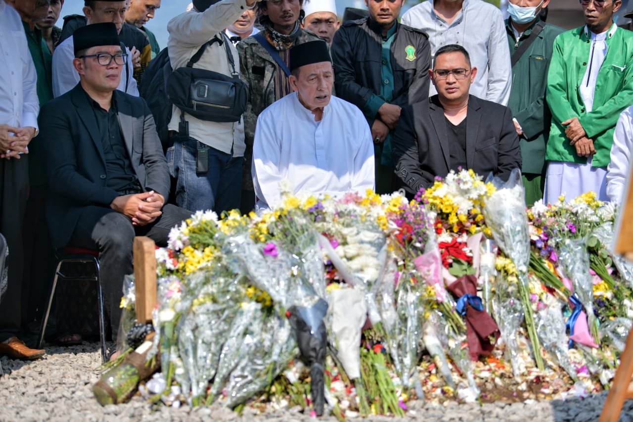 Anggota Watimpres Habib Muhammad Luthfi bin Yahya Berziarah ke Makam Eril