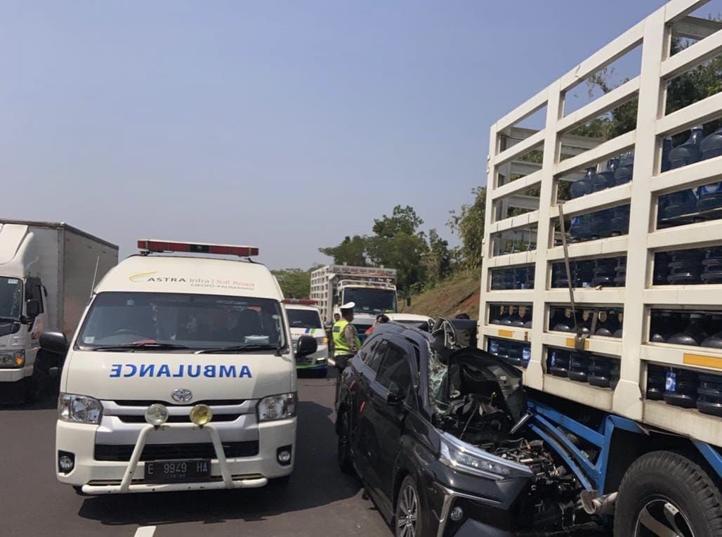 Toyota Veloz Tabrak Belakang Truk di TOL Cipali, Ini Daftar Korbannya