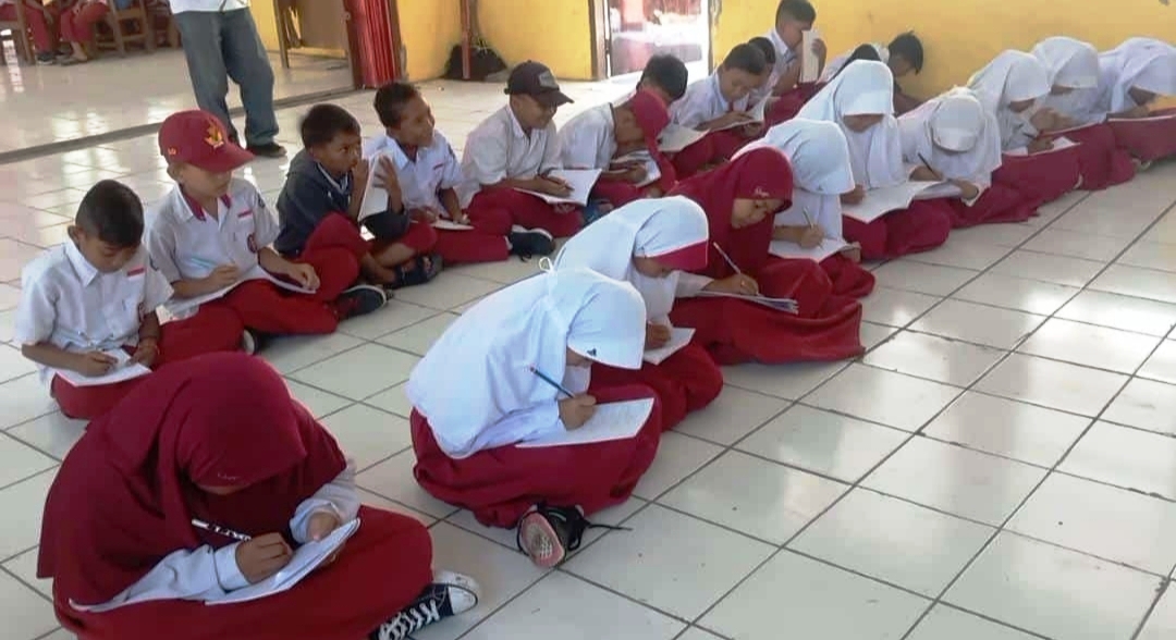 Miris, Anak SD Belajar di Lantai Padahal APBD Rp4 T Per Tahun