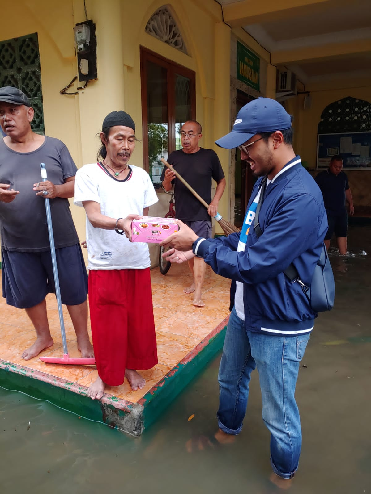 Cepat Tanggap Bencana Banjir, BRI Salurkan Bantuan ke Warga Ciledug, Tangerang & Garut