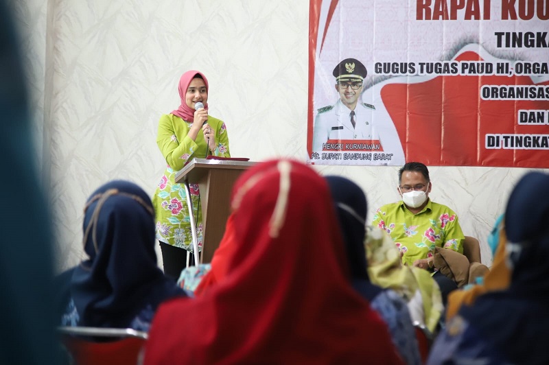 RAKOR: Bunda Paud KBB Sonya Fatmala Kurniawan menghadiri rapat koordinasi Bunda Paud Kecamatan dan Desa, Gugus Tugas Paud-HI, OPD Lintas Sektor, Organisasi Mitra Profesi, Forum Paud, dan Pemangku kepentingan di tingkat Kabupaten Badung Barat. DOK PORKOPIM SETDA KBB