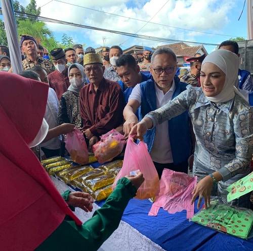 FOTO DOK. PAN - Ketua Umum PAN Zulkifli Hasan (dua dari kanan) bersama anaknya, Futri Zulya Savitri, dalam agenda PAN-Sar Murah di Bandar Lampung, Sabtu 9 Juli 2022.--