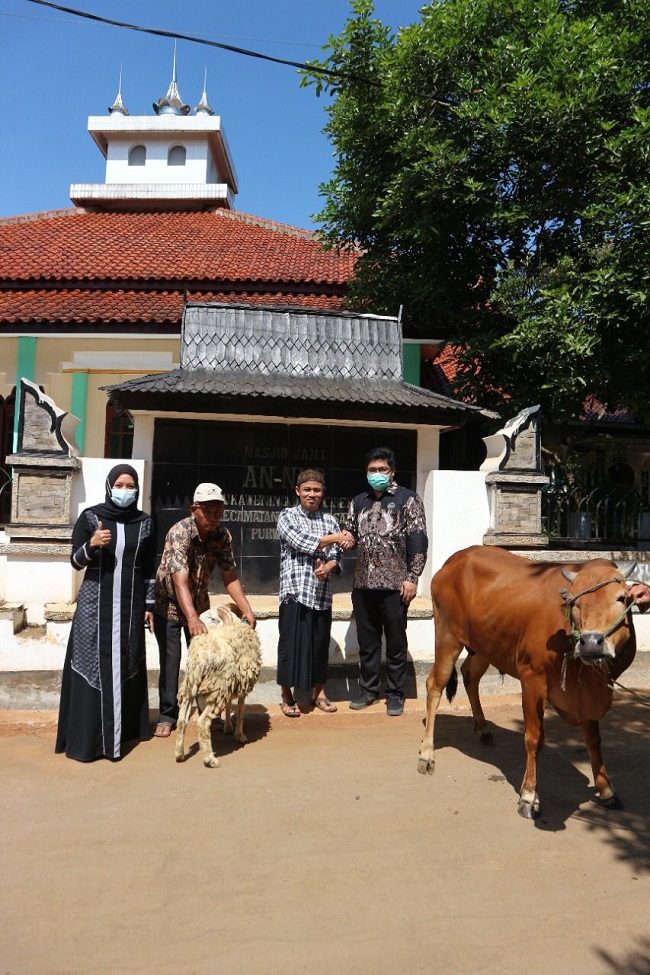 SEMAKIN DEKAT: Penyerahan hewan kurban kembali dilakukan Siloam Hospitals Purwakarta sebagai bentuk kedekatan dengan warga sekitar. ADAM SUMARTO/PASUNDAN EKSPRES 