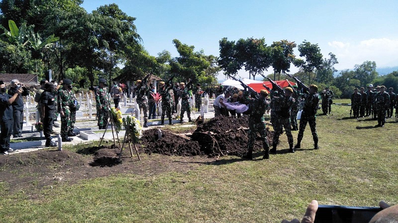 PEMAKAMAN MILITER: Acara pemakaman Kepala Rumah Sakit Jenderal LB Moerdani Merauke Mayor Ckm dr Beni Arjihans dilakukan secara militer di Taman Makam Bahagia, Desa Laksanamekar, Kecamatan Padalarang Bandung Barat. EKO SETIONO/PASUNDAN EKSPRES