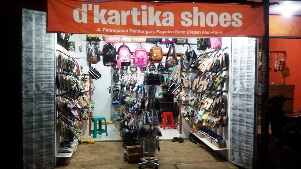 Ide Usaha Modal Kecil (USAHAWAN: Toko d'kartika Shoes menyediakan aneka sendal sepatu dan tas berkualitas harga pantas. DADAN RAMDAN/PASUNDAN EKSPRES)