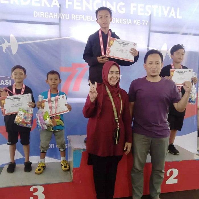 Atlet Anggar Indonesia, JUARA: Zidan saat menerima medali usai menjuarai Kejuaraan Facing Festival dalam rangka HUT ke-77, Di GOR Pajajaran Kota Badung.ADAM SUMARTO/PASUNDAN EKSPRES 