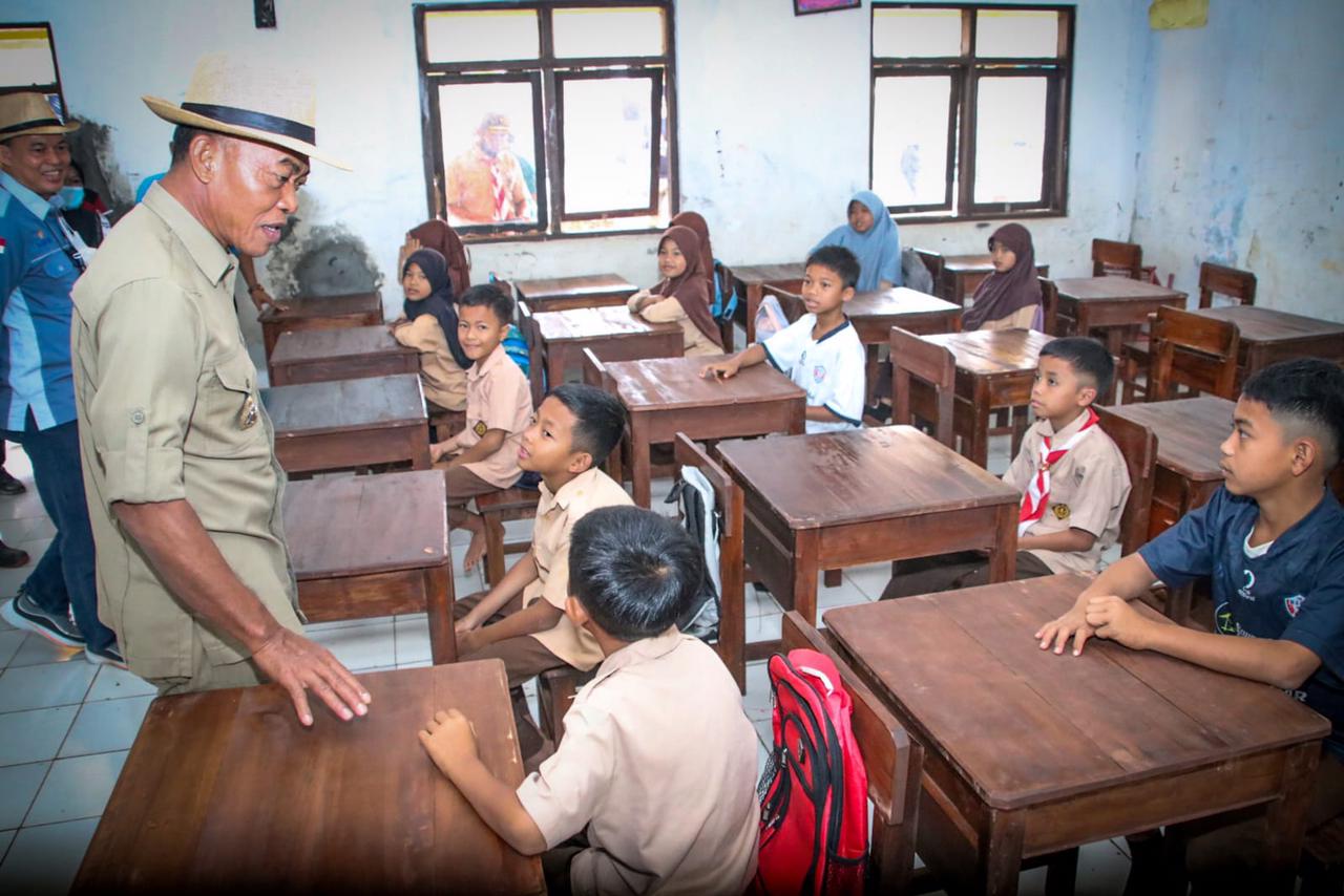 Gotong Royong di Cirangkong, Bupati Subang Tinjau SD Negeri Banjarsari