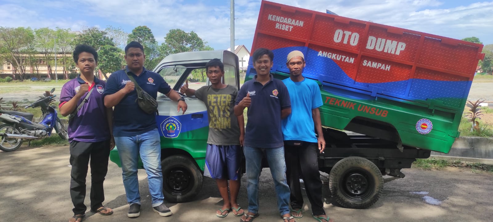 Rawat Fasilitas Umum, Karang Taruna Pasirkareumbi dan Fakultas Teknik Unsub Kerja Bakti di Alun-alun GOR Pelangi