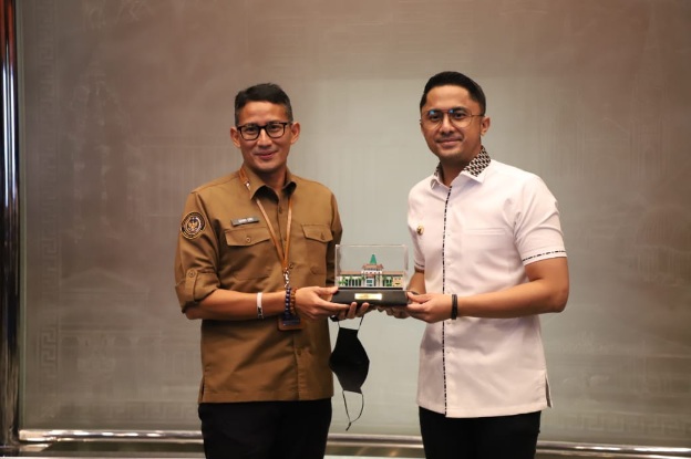 CINDERAMATA: Plt Bupati Bandung Barat Hengki Kurniawan menyerahkan cinderamata kepada Menteri Pariwisata dan Ekonomi Kreatif RI Sandiaga Uno.DOK PORKOPIM SETDA KBB