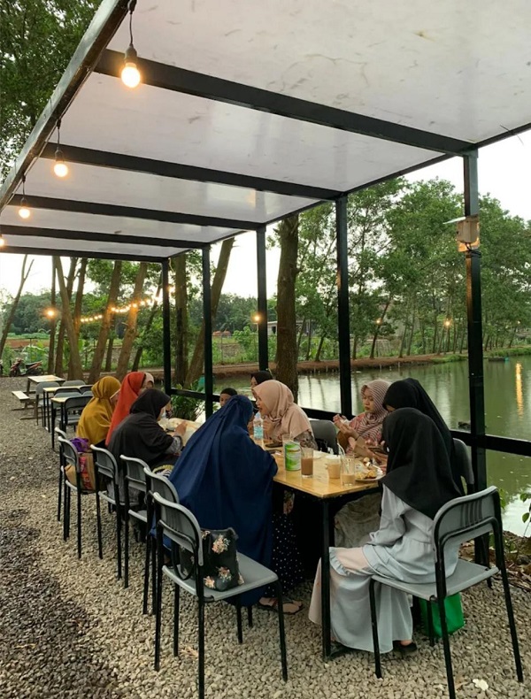 Nuansa Minum Kopi di Pinggir Kolam Ikan, 22.3 Coffee Shop Sedia berbagai Menu Makanan dan Minuman