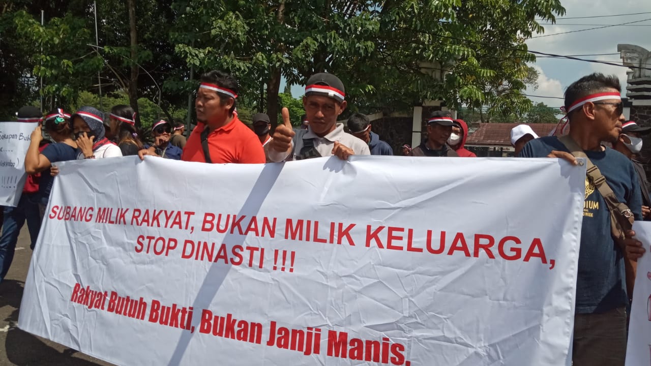 Ratusan Massa Berbaju Merah Demo Bupati Subang