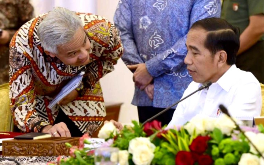 Catatan Harian Dahlan Iskan: Curi Sambo (Presiden Joko Widodo berbicara dengan Gubernur Jawa Tengah, Ganjar Pranowo.Foto: BPMI Setpres/Muchlis. Jr.-disway.id