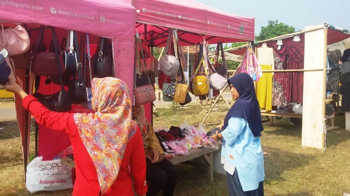 BUKA STAND: Fitri saat melayani pengunjung ke stand Tas Shopie Marteen dan aneka tas cantik di Stand nya.DADAN RAMDAN/PASUNDAN EKSPRES