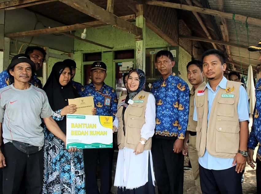 BEDAH RUTILAHU: Baznas Purwakarta didampingi jajaran Kecamatan Sukasari saat menyerahkan bantuan program Bedah Rutilahu di dua desa di Kecamatan Sukasari.ADAM SUMARTO/PASUNDAN EKSPRES