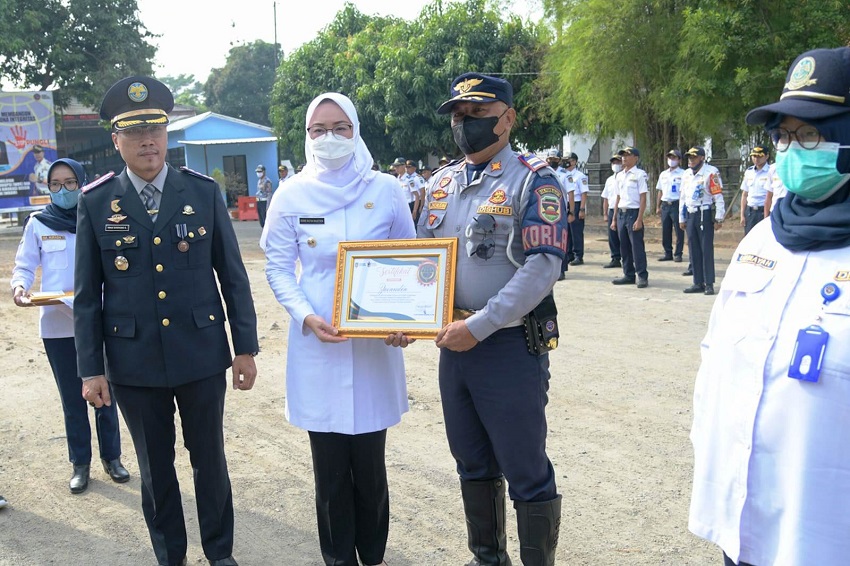 HARHUBNAS: Bupati Anne Ratna Mustika saat membacakan sambutan Menteri Perhubungan Budi Karya Sumadi pada upacara peringatan Hari Perhubungan Nasional tahun 2022, di halaman Kantor Dishub Kabupaten Purwakarta, di Jalan Veteran, Selasa (20/9).MALDI/PASUNDAN EKSPRES