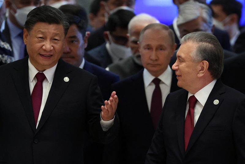 Catatan Harian Dahlan Iskan, foto via Disway.id (China's President Xi Jinping, Russian President Vladimir Putin, Uzbek President Shavkat Mirziyoyev and other participants attend the Shanghai Cooperation Organisation (SCO) leaders' summit in Samarkand on September 16, 2022. (Photo by Sergei BOBYLYOV / SPUTNIK / AFP)