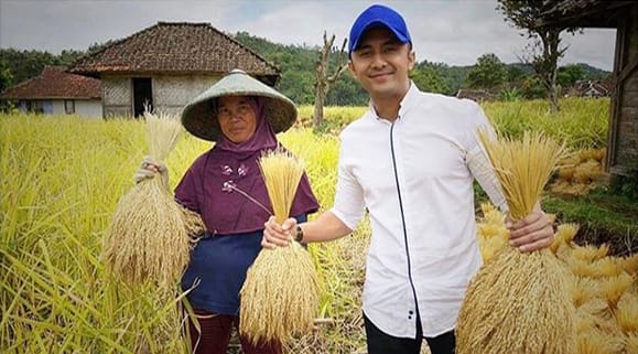 PANEN: Plt Bupati Bandung Barat Hengki Kurniawan bersama petani saat ikut panen bahan pangan.DOK PORKOPIM SETDA KBB