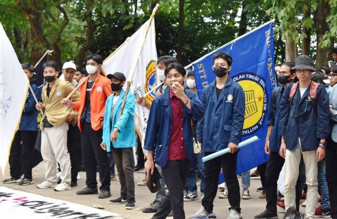 DEMO BESAR: Koordinator Aliansi BEM Purwakarta Muhammad Hidayatullah alias Koyat saat memimpin demo beberapa waktu lalu. Pihaknya bakal menggelar demo secara besar-besaran apabila pemerintah tak menurunkan kembali harga BBM. ADAM SUMARTO/PASUNDAN EKSPRES