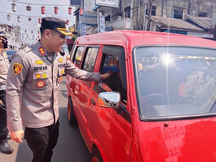 BAGIKAN SEMBAKO: Kapolres Purwakarta, AKBP Edwar Zulkarnain saat membagikan sembako kepada sopir angkot. ADAM SUMARTO/PASUNDAN EKSPRES 